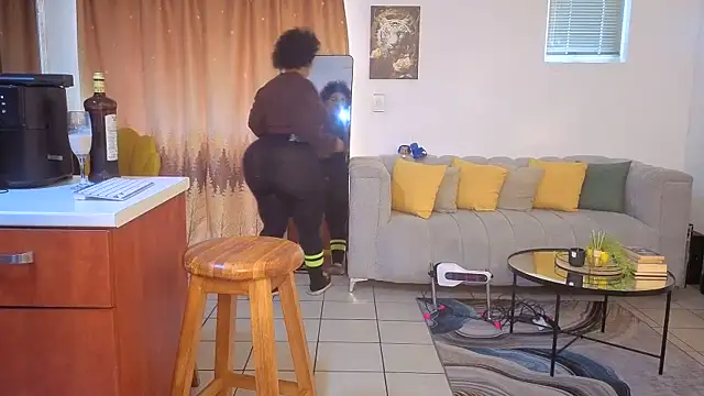 Snapshot of GiantBootyMilf chatting on November 4, 2025, 1:48 pm GiantBootyMilf online show from November 4, 2025, 1:48 pm