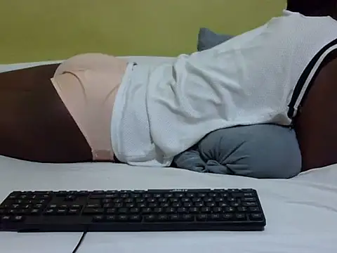 QUEEN-LIZ online show from November 24, 2025, 3:17 am