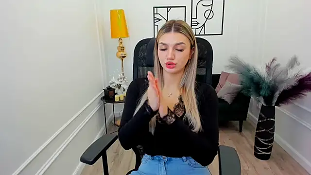 SelenaeMoore online show from January 17, 2026, 3:32 am