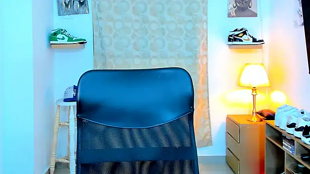 Snapshot of Hazzan_Velez chatting on December 14, 2024, 11:23 pm Hazzan Velez online show from December 14, 2024, 11:23 pm