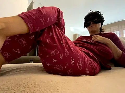 Marilou1983 online show from November 12, 2025, 12:31 pm