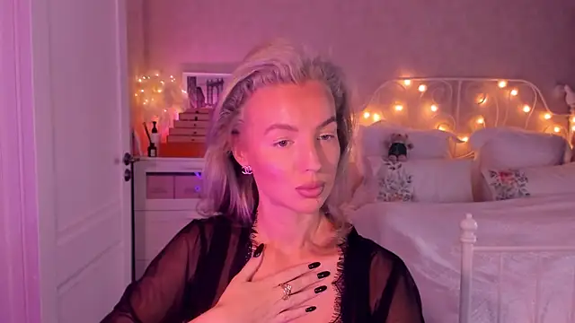 Snapshot of aestetick chatting on November 17, 2025, 8:18 am aestetick online show from November 17, 2025, 8:18 am