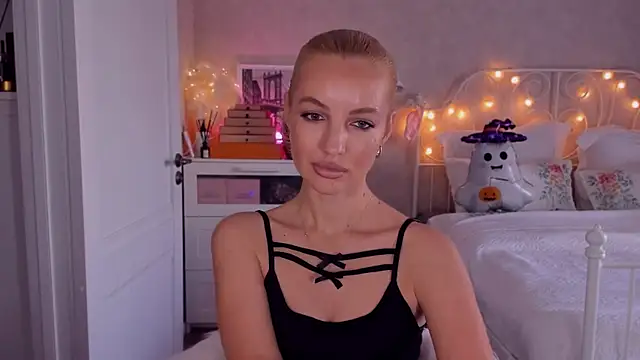 Snapshot of aestetick chatting on October 25, 2025, 7:51 am aestetick online show from October 25, 2025, 7:51 am