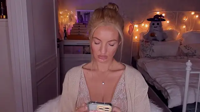 Snapshot of aestetick chatting on October 21, 2025, 1:10 pm aestetick online show from October 21, 2025, 1:10 pm