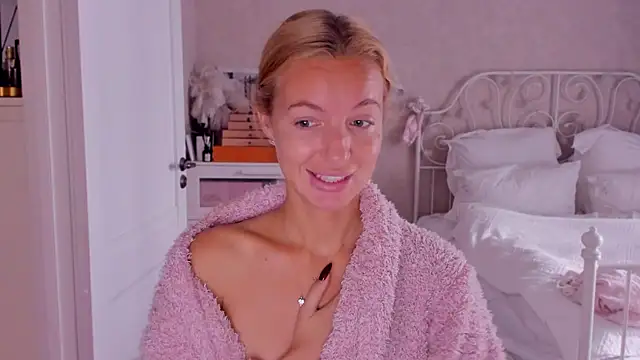 Snapshot of aestetick chatting on October 6, 2025, 6:25 am aestetick online show from October 6, 2025, 6:25 am