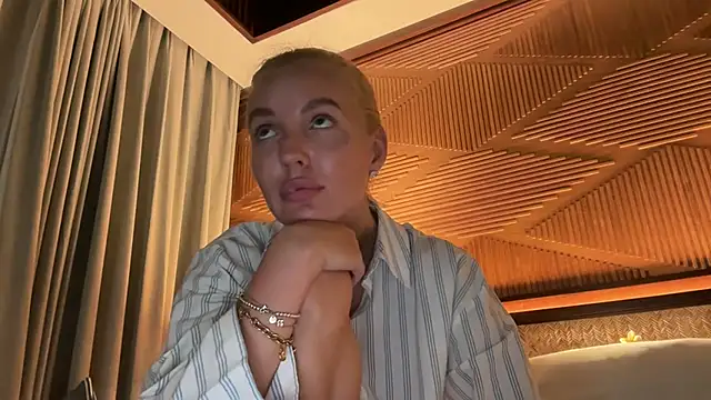 Snapshot of aestetick chatting on November 29, 2025, 1:11 pm aestetick online show from November 29, 2025, 1:11 pm