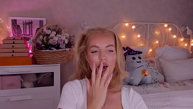 Snapshot of aestetick chatting on October 22, 2025, 5:07 am aestetick online show from October 22, 2025, 5:07 am