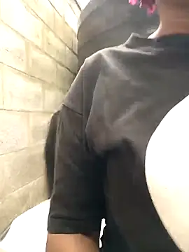 Snapshot of Broan_me chatting on October 22, 2025, 5:07 am Broan me online show from October 22, 2025, 5:07 am