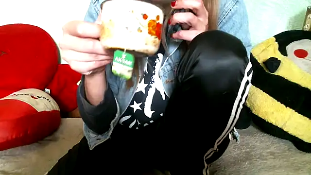 Snapshot of DennisXCaroll chatting on October 10, 2025, 8:26 am DennisXCaroll online show from October 10, 2025, 8:26 am