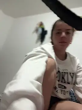 Snapshot of Cloew_Marz chatting on November 19, 2025, 8:09 pm Cloew Marz online show from November 19, 2025, 8:09 pm