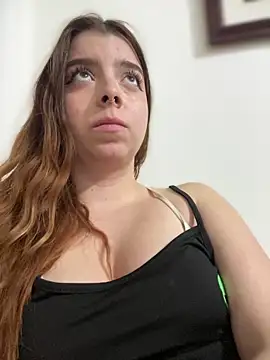 Snapshot of Cloew_Marz chatting on April 14, 2026, 11:32 pm Cloew Marz online show from April 14, 2026, 11:32 pm