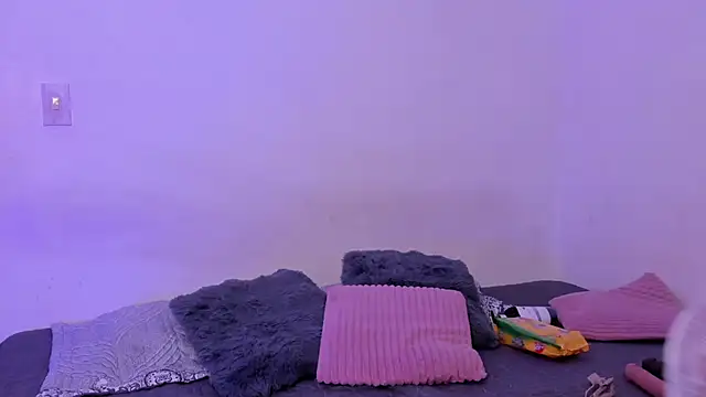 crystalvazquez online show from November 1, 2025, 5:29 pm