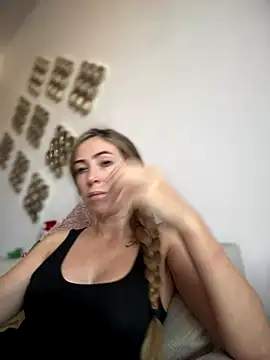 Snapshot of RaquelleDevon chatting on December 19, 2025, 12:40 pm RaquelleDevon online show from December 19, 2025, 12:40 pm