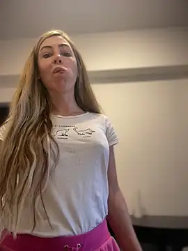 Snapshot of RaquelleDevon chatting on February 6, 2026, 6:09 am RaquelleDevon online show from February 6, 2026, 6:09 am