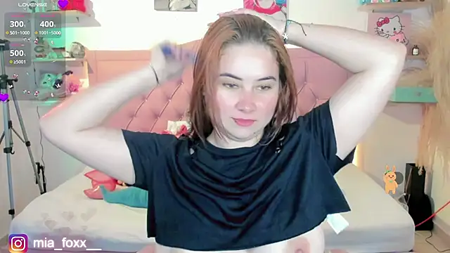 Mia foxx  online show from November 22, 2025, 9:02 pm