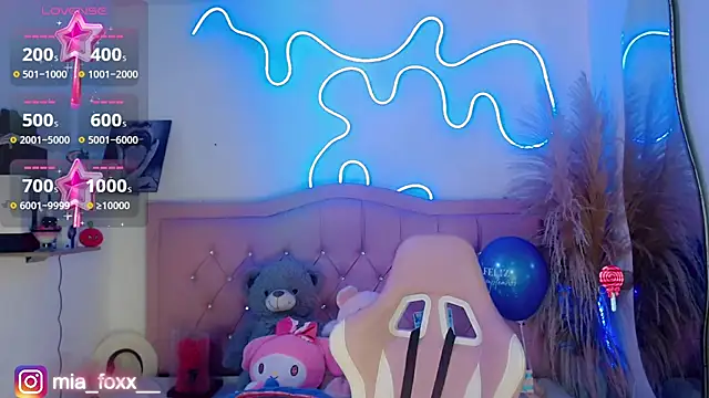 Mia foxx  online show from October 29, 2025, 9:03 pm