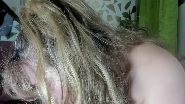 Snapshot of Kazsandraa chatting on December 14, 2025, 12:39 am Kazsandraa online show from December 14, 2025, 12:39 am