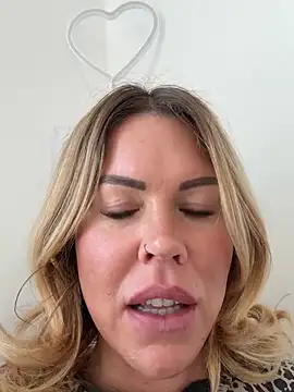 Snapshot of Lara_Bergmann chatting on March 2, 2025, 8:27 am Lara Bergmann online show from March 2, 2025, 8:27 am