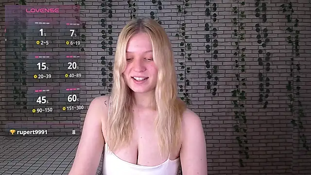 Snapshot of EmiliaDuchess chatting on October 13, 2025, 9:55 am EmiliaDuchess online show from October 13, 2025, 9:55 am