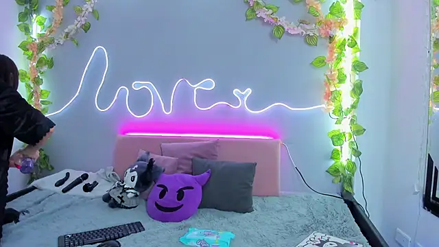 YouliteSllut2 online show from January 3, 2025, 8:01 pm