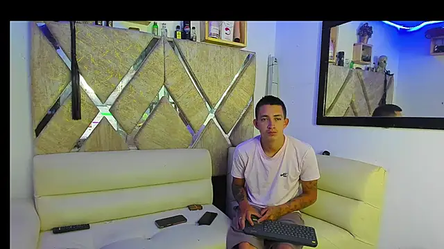parejacaliente20154 online show from May 27, 2026, 10:33 am