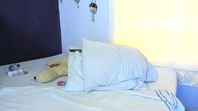 Leamonroe   online show from April 14, 2026, 6:46 pm