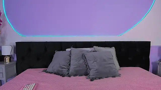 Julieta Cortes   online show from November 5, 2025, 11:57 am