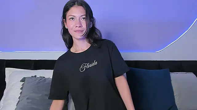 Julieta Cortes   online show from March 22, 2025, 6:36 pm