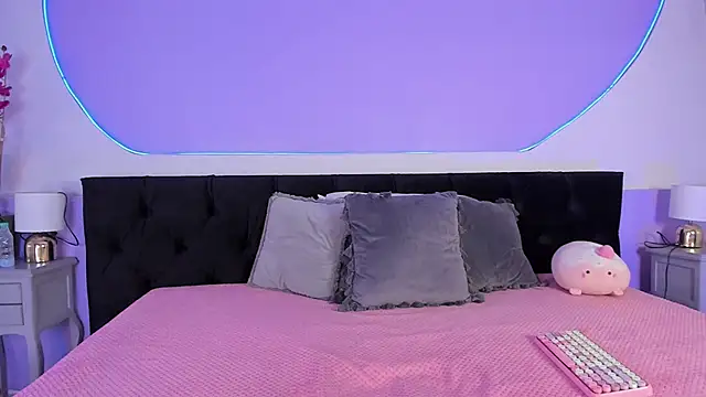 Julieta Cortes   online show from October 17, 2025, 1:02 pm