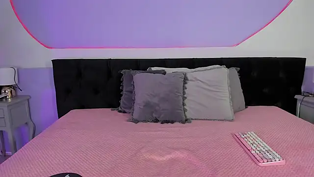 Julieta Cortes   online show from October 31, 2025, 12:02 pm