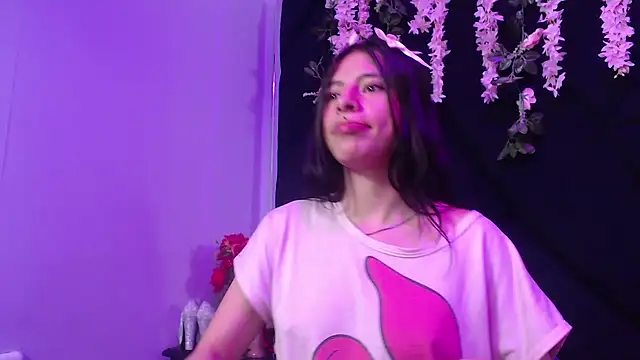 Snapshot of Sasha_Petitte chatting on March 4, 2025, 5:53 am Sasha Petitte online show from March 4, 2025, 5:53 am