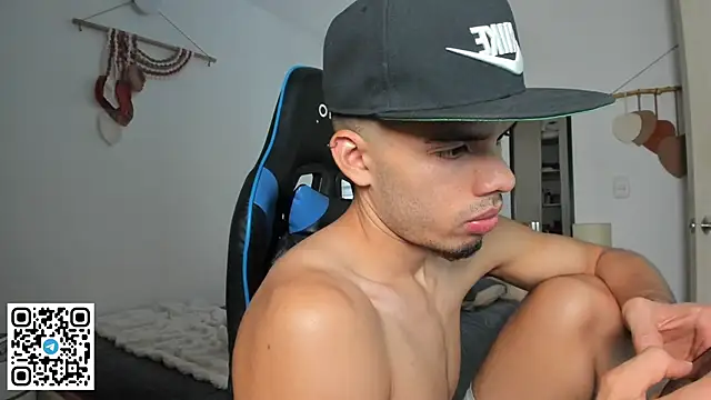 Snapshot of mateoleonee chatting on January 6, 2026, 4:33 pm mateoleonee online show from January 6, 2026, 4:33 pm