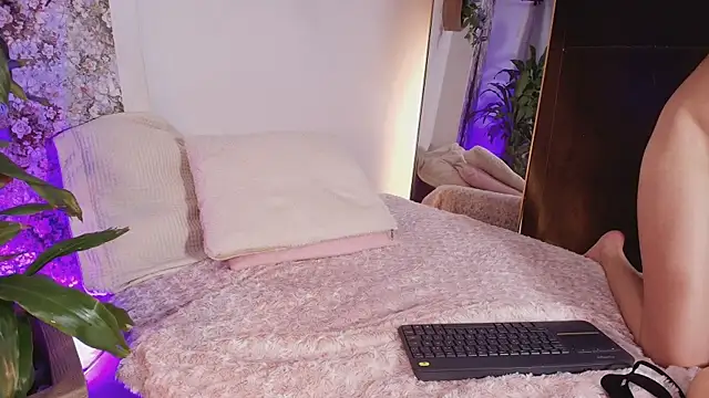 Snapshot of AmberMoss_ chatting on April 5, 2026, 3:51 pm AmberMoss online show from April 5, 2026, 3:51 pm