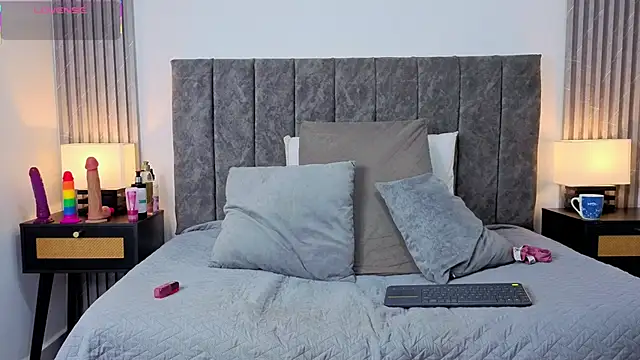 Ema Stone65 online show from November 26, 2025, 7:36 pm