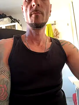 gabrielsaiyann online show from November 3, 2025, 2:42 pm