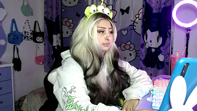 Snapshot of lussyevans24 chatting on November 19, 2025, 3:50 am lussyevans24 online show from November 19, 2025, 3:50 am