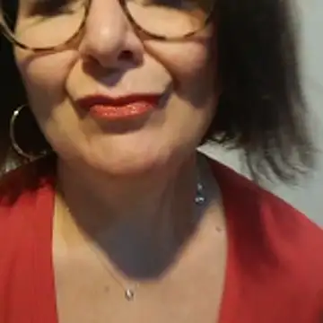 Snapshot of Viola8p chatting on December 1, 2025, 10:05 am Viola8p online show from December 1, 2025, 10:05 am