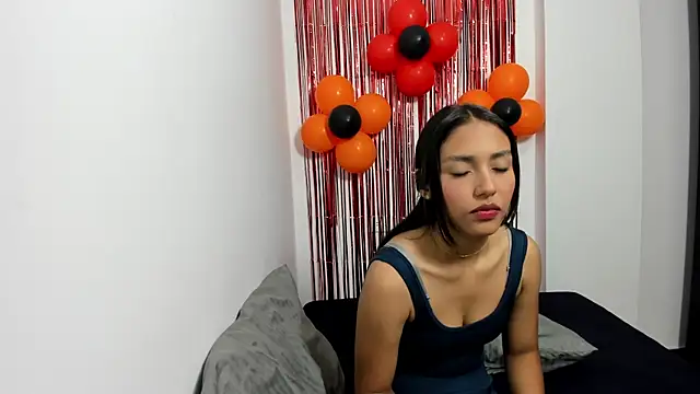 Snapshot of monse_02 chatting on November 3, 2025, 1:37 pm monse 02 online show from November 3, 2025, 1:37 pm