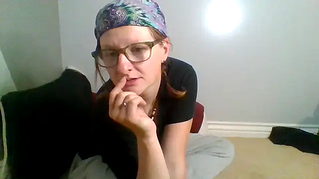Eluradess online show from October 16, 2025, 3:04 am