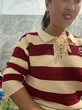 Snapshot of Linaannn chatting on November 17, 2025, 11:42 pm Linaannn online show from November 17, 2025, 11:42 pm