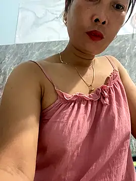 Snapshot of Linaannn chatting on October 31, 2025, 11:55 pm Linaannn online show from October 31, 2025, 11:55 pm