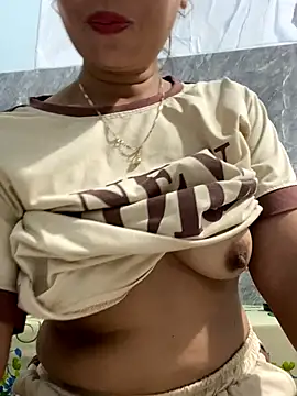 Snapshot of Linaannn chatting on November 2, 2025, 4:39 am Linaannn online show from November 2, 2025, 4:39 am