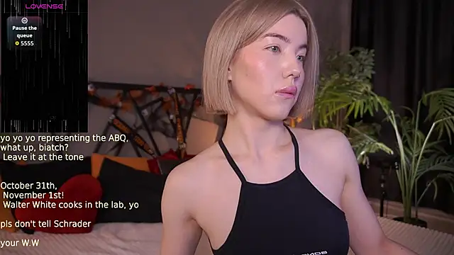 Snapshot of LindaThacker chatting on October 28, 2025, 4:24 am LindaThacker online show from October 28, 2025, 4:24 am