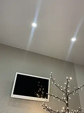 Polli Kiss online show from April 13, 2026, 4:00 pm