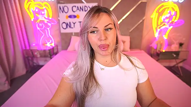 Snapshot of KiraCandyS chatting on November 4, 2025, 10:02 pm KiraCandyS online show from November 4, 2025, 10:02 pm