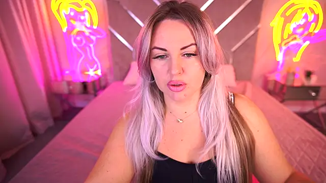 Snapshot of KiraCandyS chatting on November 7, 2025, 12:15 am KiraCandyS online show from November 7, 2025, 12:15 am