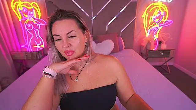 Snapshot of KiraCandyS chatting on November 24, 2025, 9:15 pm KiraCandyS online show from November 24, 2025, 9:15 pm