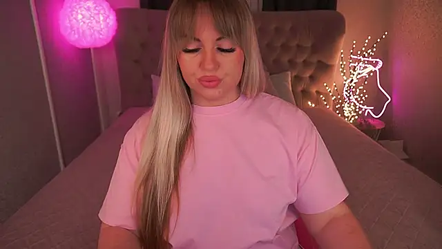 Snapshot of KiraCandyS chatting on March 3, 2025, 8:43 pm KiraCandyS online show from March 3, 2025, 8:43 pm