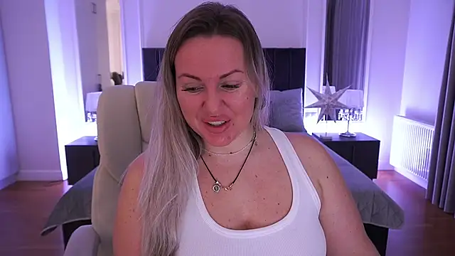 KiraCandyS online show from March 26, 2026, 7:45 pm