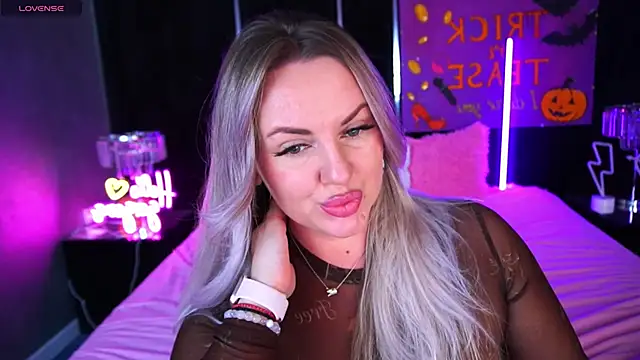 Snapshot of KiraCandyS chatting on November 3, 2025, 10:35 pm KiraCandyS online show from November 3, 2025, 10:35 pm